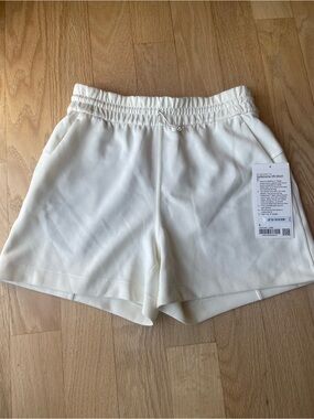 lululemon lemon sorbet Softstreme hr short 4” size 6